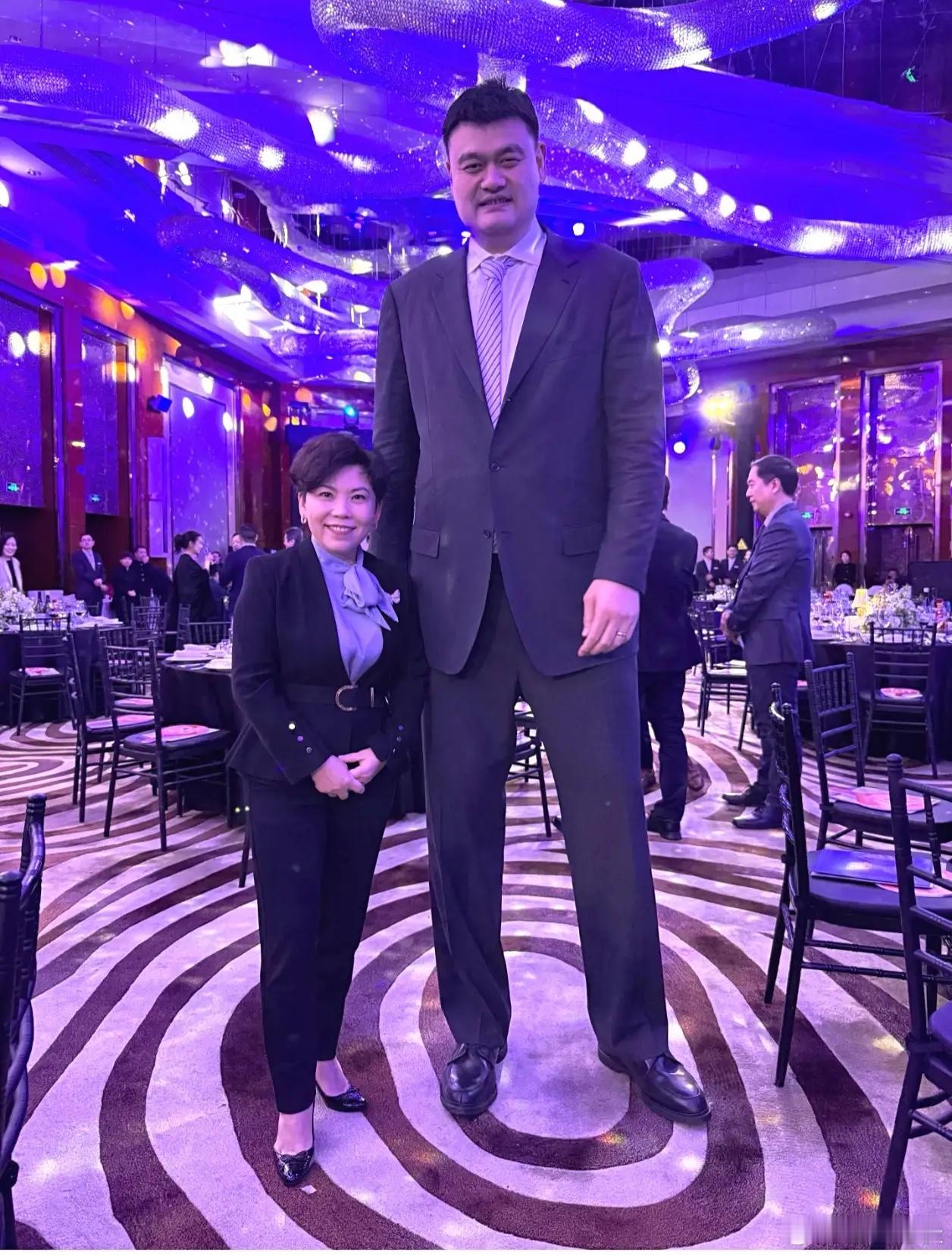 谁看到这张照片，会没有任何想法？邓亚萍自己发文:和老朋友又见面了，配图就是和姚明