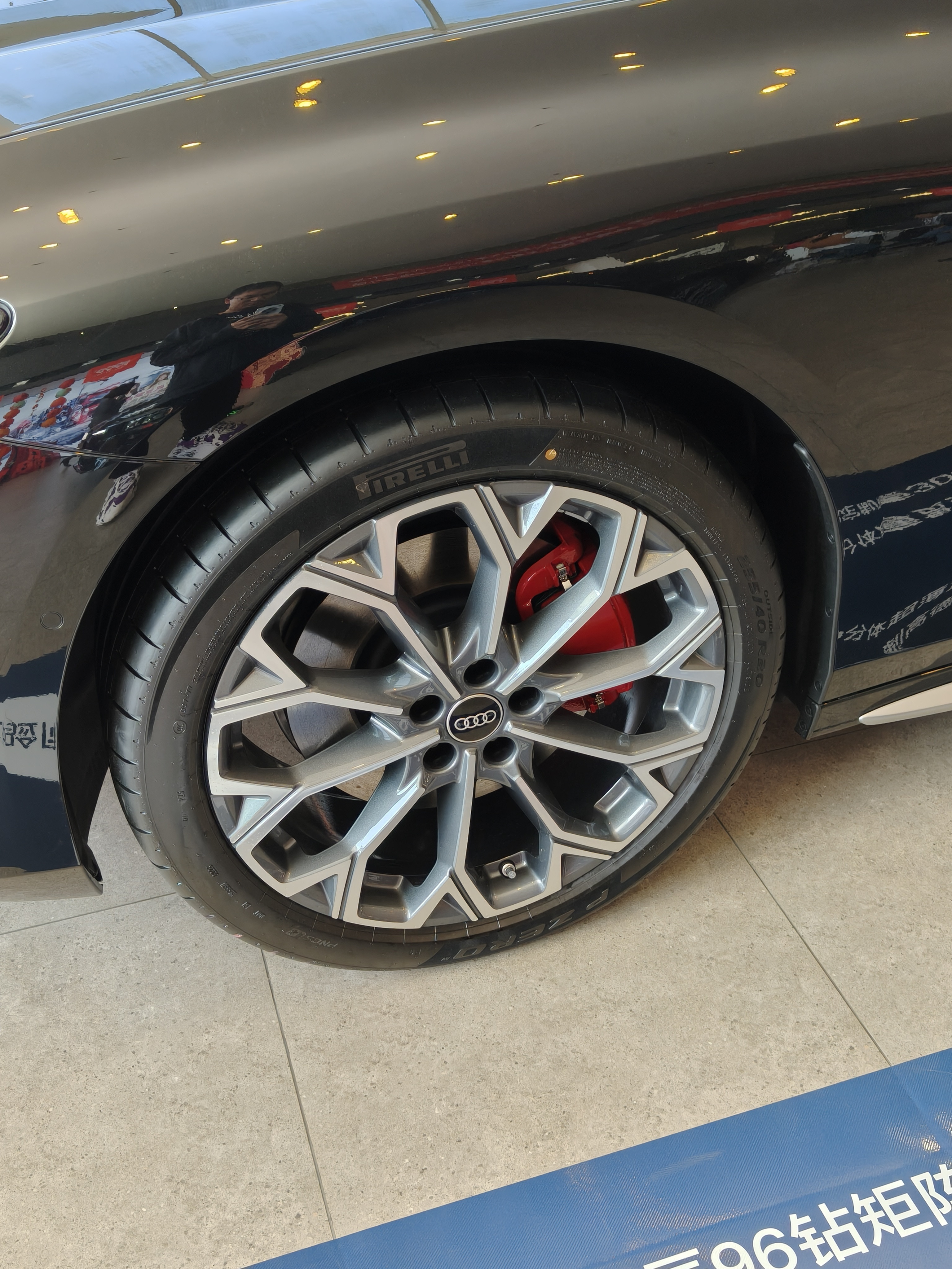 后排靠背调节哦，后排现在挺舒服，A6L终于把这项存在了很久的短板解决了，试驾车也