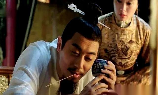 处死亲叔叔，杀光所有堂兄弟那天，他把自己一个人关在暖阁里。谁也不见。就对着那