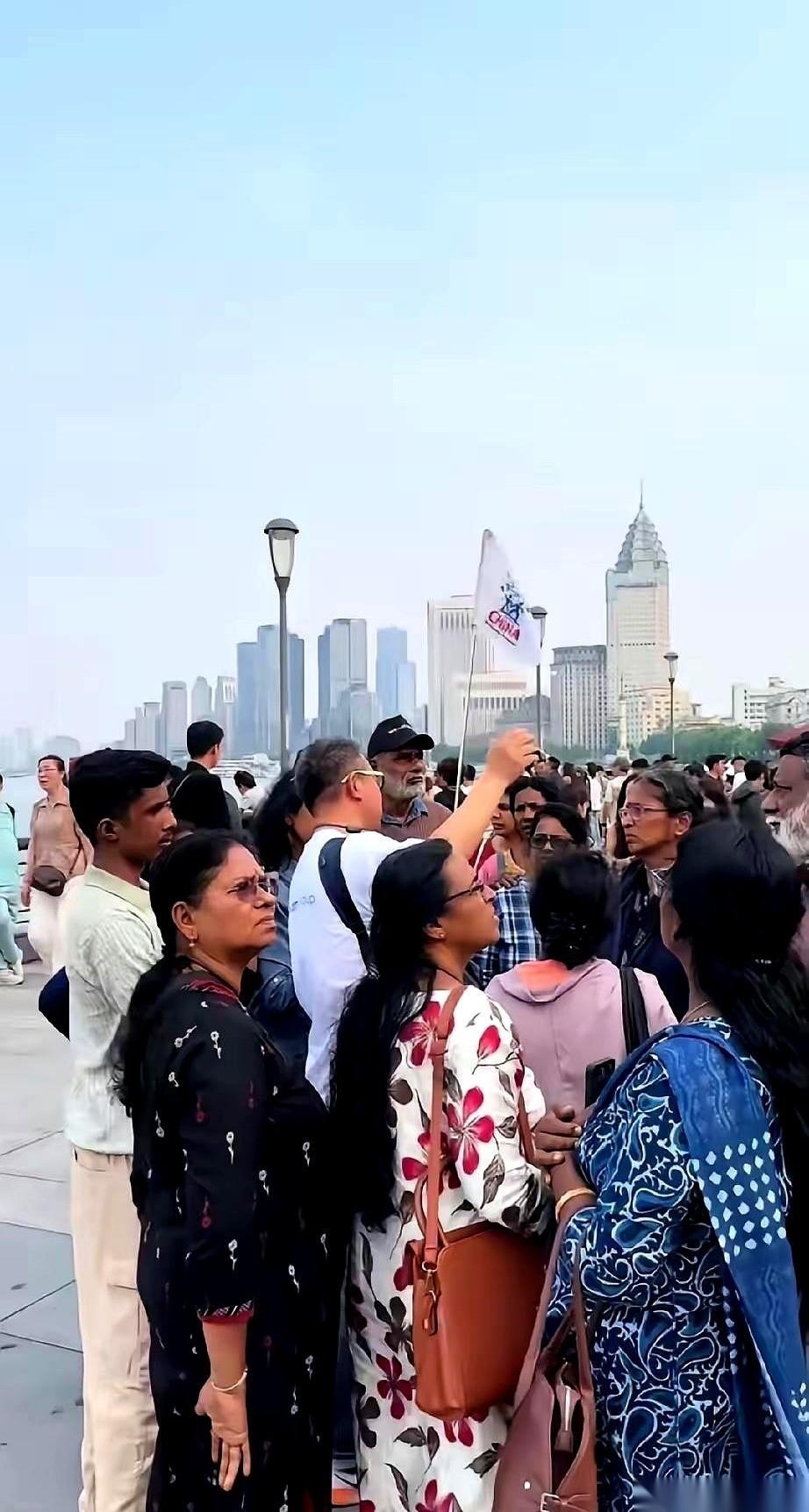 说是印度高种姓游客团，来上海的第一课就是：地铁闸机不认人。刚走到闸机口，一个双
