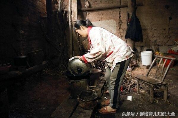 20岁孕妇8个月突然急产, 胎儿伸手喊“救命”, 医生却无能为力