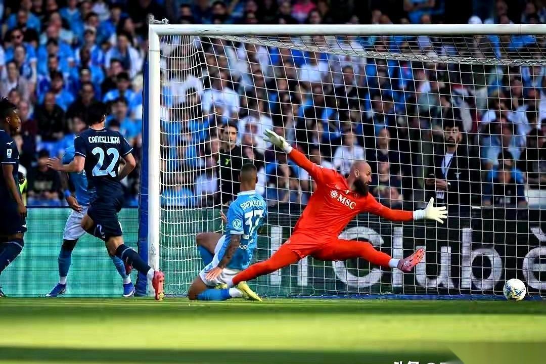 “当之无愧的意甲冠军？”球迷的喊声还没落，国际米兰手里的奖杯，却像被那不勒斯活