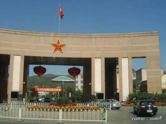 70年代初，山西军区谢司令请老部下吃饭，没想到忽然老部下噗通跪倒说：“首长，我活
