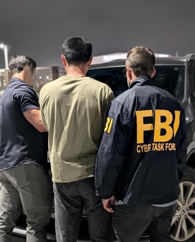 美国联邦调查局长帕特尔在社交平台上洋洋得意地自称他们已经逮捕了徐泽伟，并称他是一