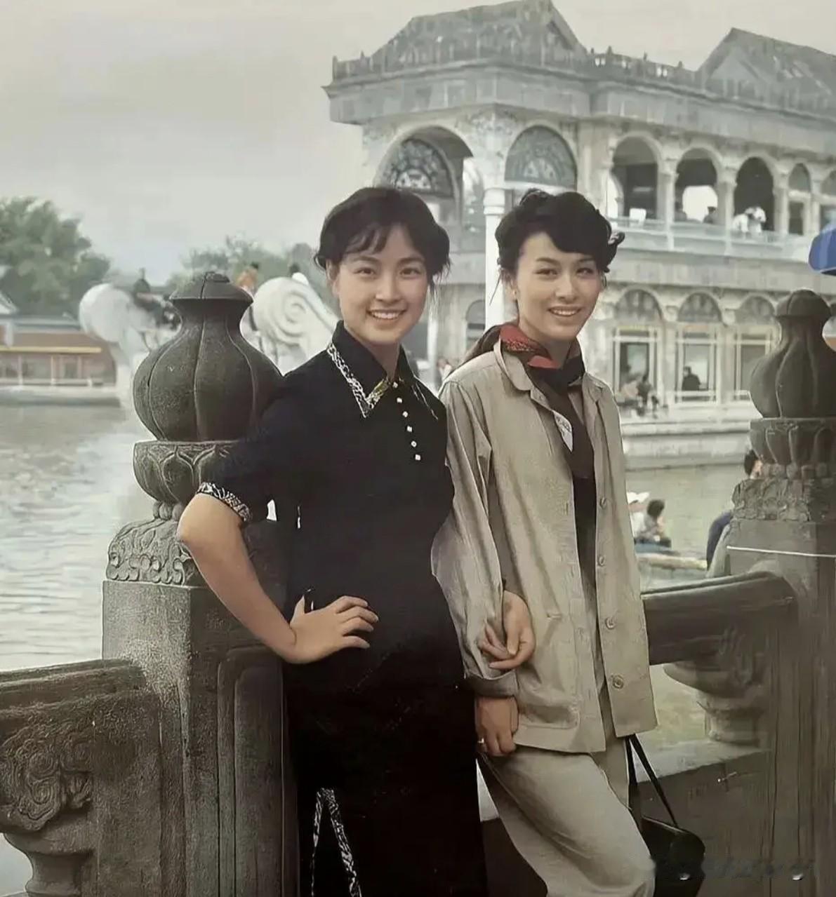 1980年，刘晓庆和日本演员栗原小卷结伴游览颐和园时拍下这张合影。这张80年