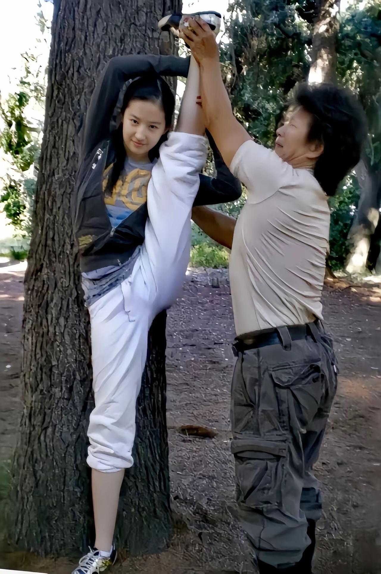 年轻时候的刘亦菲身材真好，腿也可以伸这么直