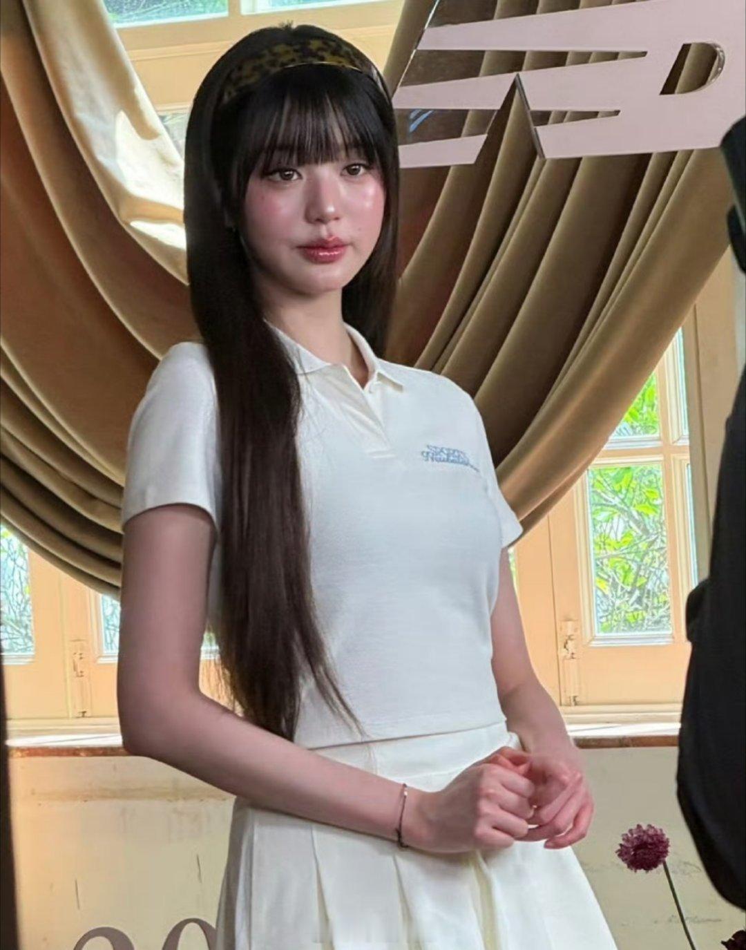 网友热议感觉张元英也没有逃过韩国的酵母空气，最近的图显得越发的馒化了，你觉得是妆