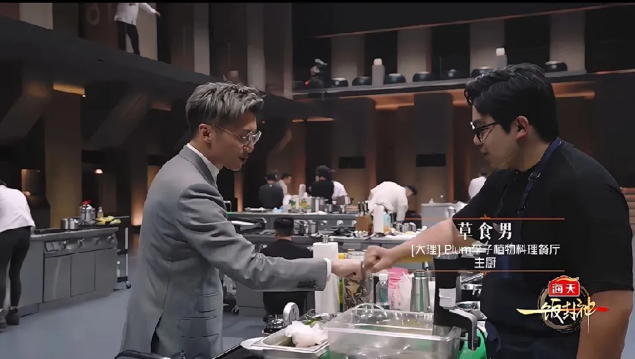 谢霆锋用手背试菜，网友：想起黄磊用手指头……厨师以为他要碰拳，还碰了一下，结