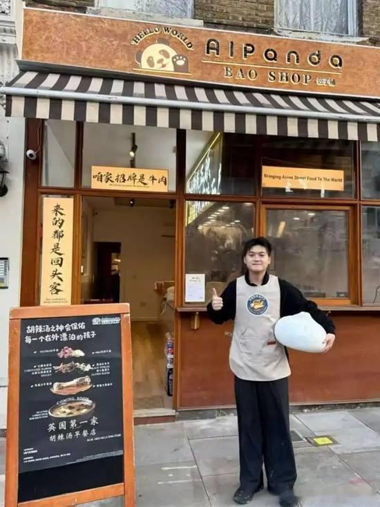 26岁小伙在英国伦敦卖胡辣汤130元一碗生意火爆近日，26岁的河南小伙刘小超，
