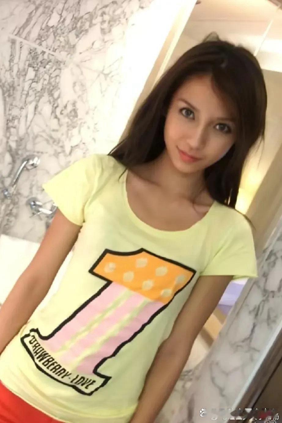 杨颖早期原相机拍照，颜值超能打，身材比例佳，表现力强，真的很适合干平面模特这行