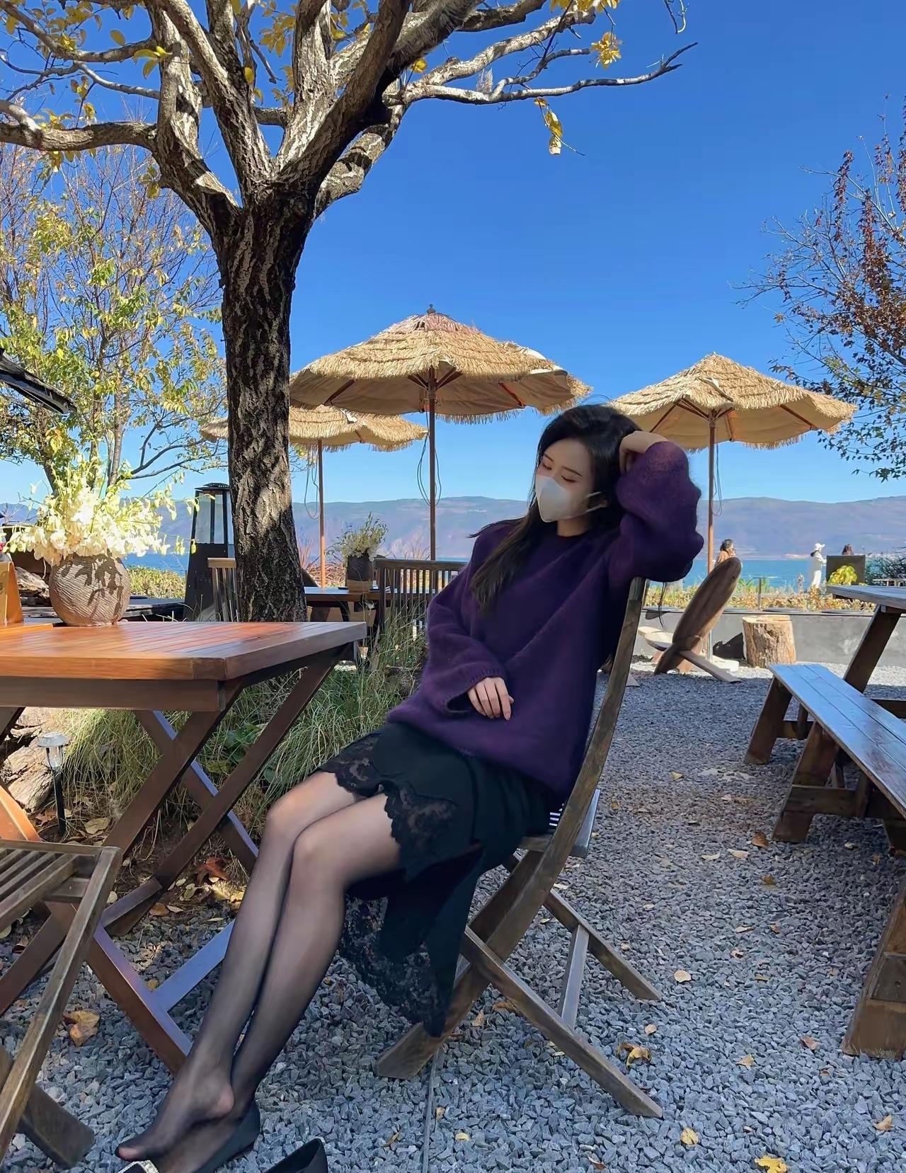 大理给外人的感觉，就是一座舒适、悠闲的慢时光旅游城市。在洱海边，点上一杯东西，坐