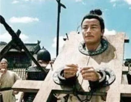 隋朝有个管押送的官员，押送70名流放囚犯去长安，走到半路，他把所有人的枷锁全解了