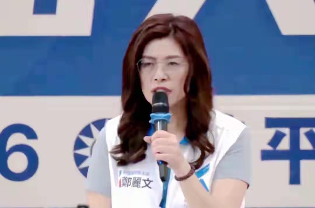 郑丽文为啥在岛内这么吃香？就仨字：不憋屈！以前蓝营碰绿营像小绵羊，她直接变“