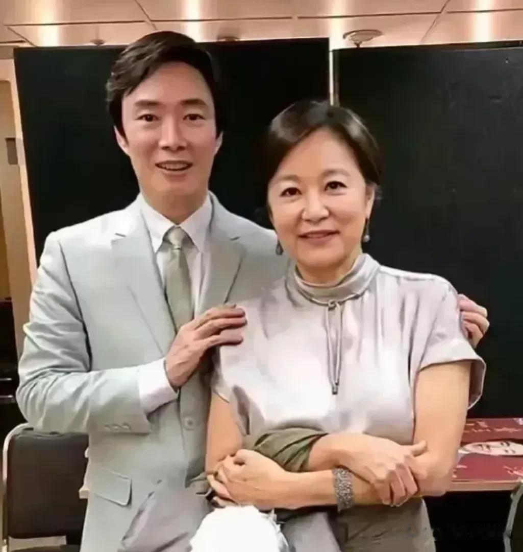 照片里这两个人已经是大妈大爷级人物了，虽然只相差一岁，但看起来却像一对母子。