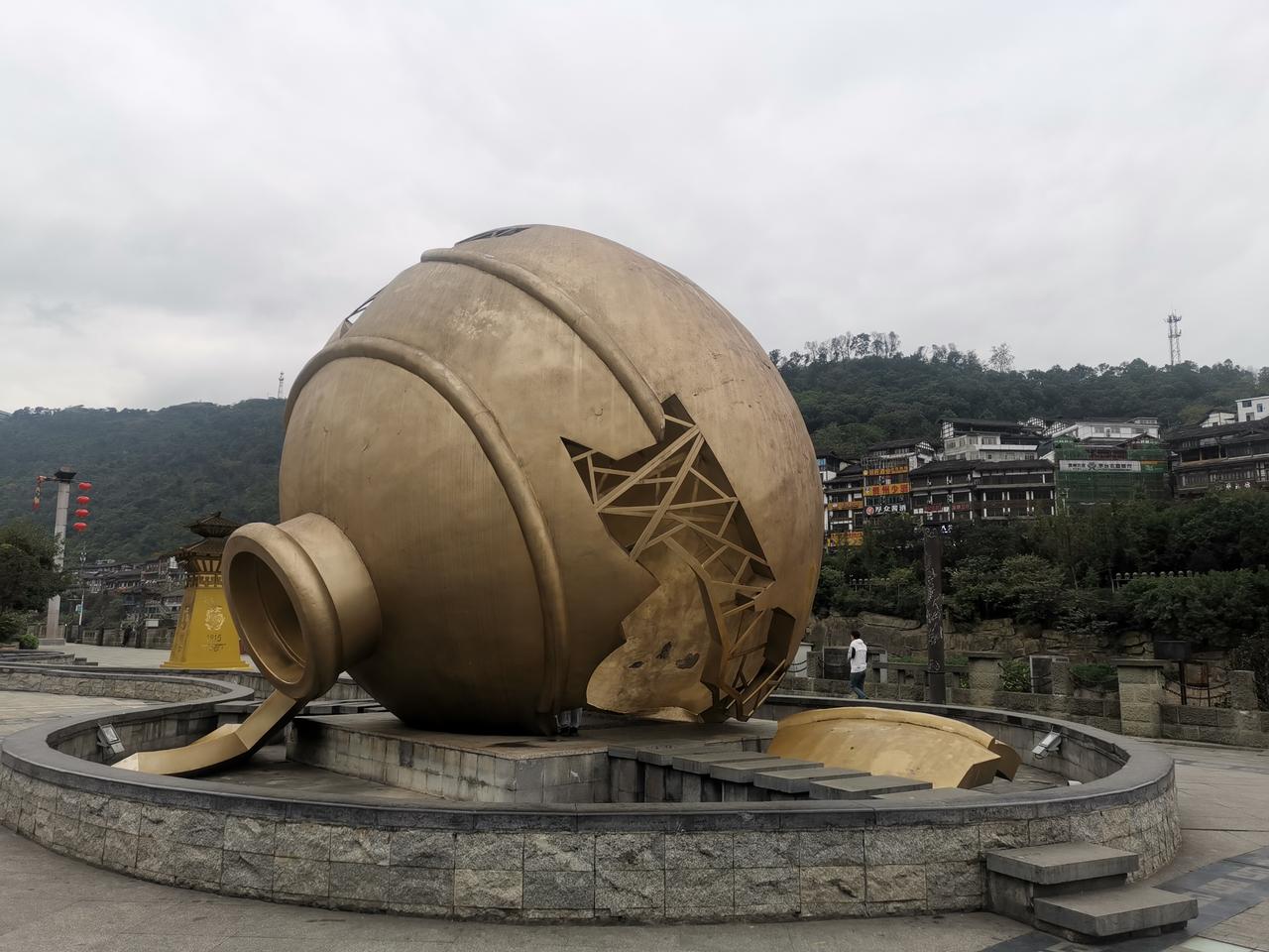 茅台走薄利多销的路子,目前看挺难重现昔日辉煌。就说2025年9月,茅台加大电商投