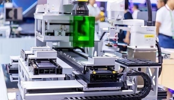 荷兰光刻机巨头ASML曾表示，在美国的技术封锁下，中企想获取EUV光刻机几乎