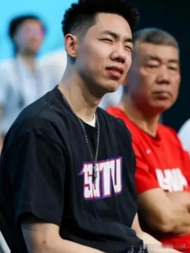 朱俊龙父亲朱长林，曾经也是篮球运动员，退役后经商。他头脑聪慧，深谙经商与打球都需