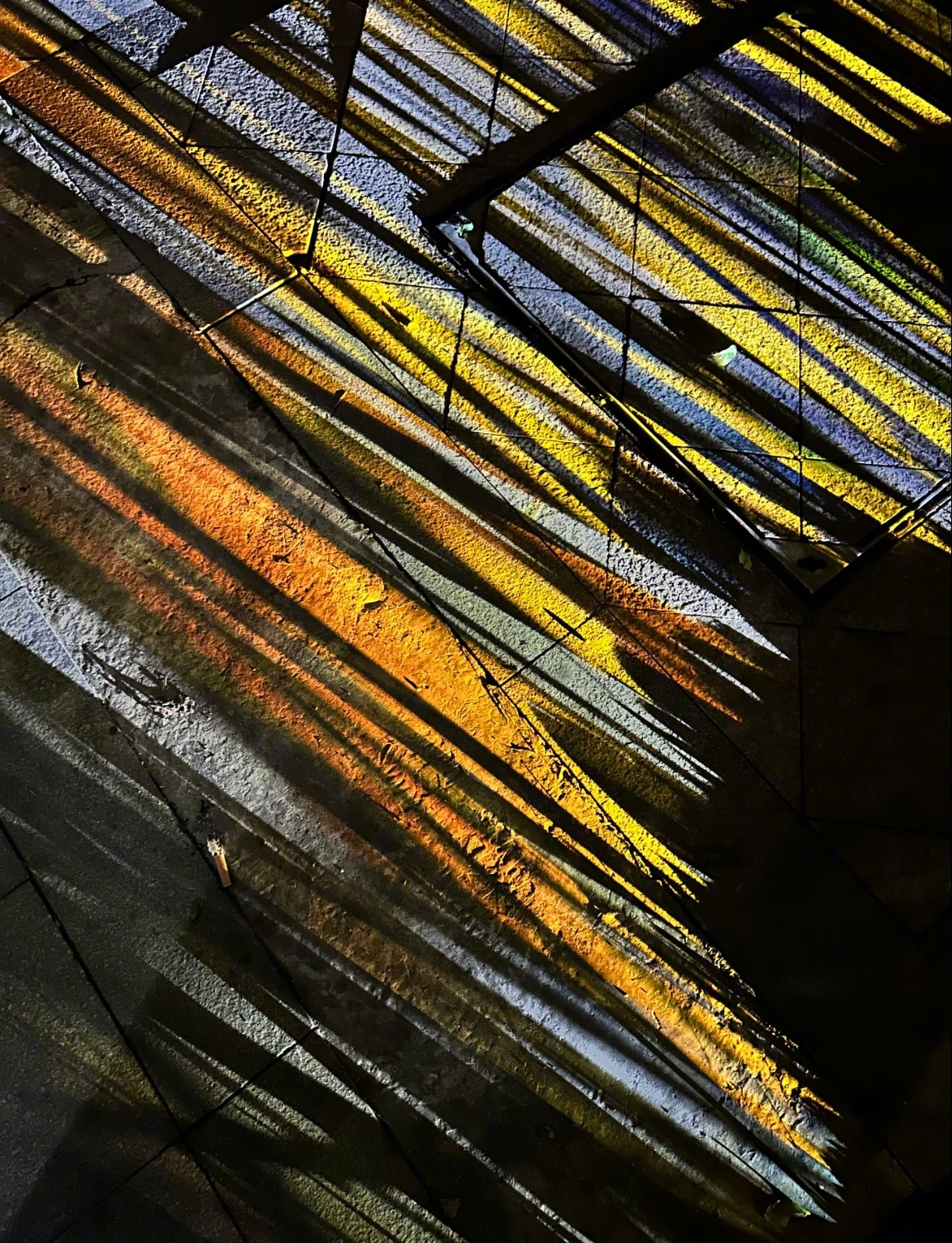 外卖小哥的车灯像幅油画