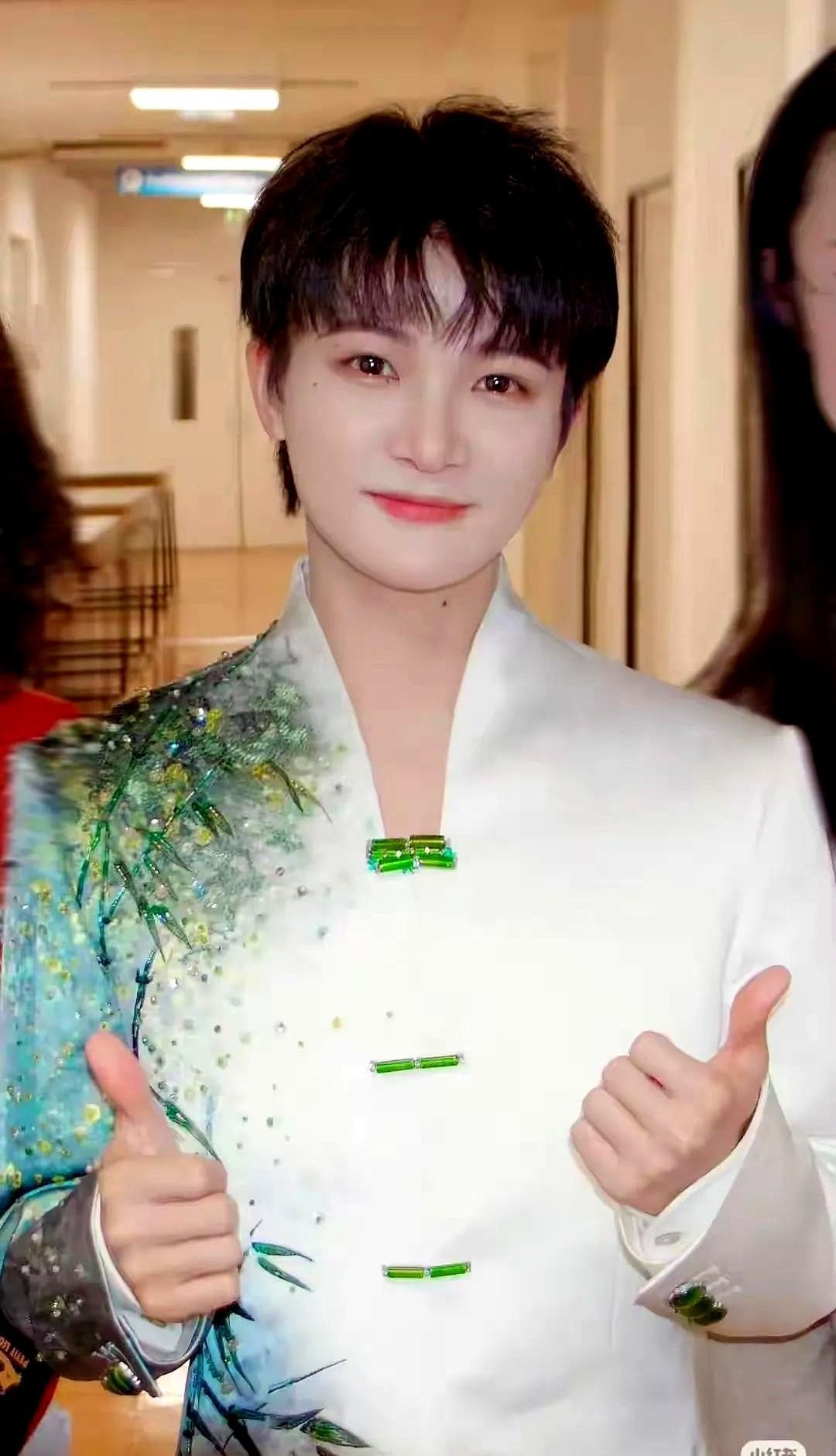 我真是气笑了。刚刷到一个帖子，标题叫《周深这种没喉结的娘炮，正在毁掉我们的下一