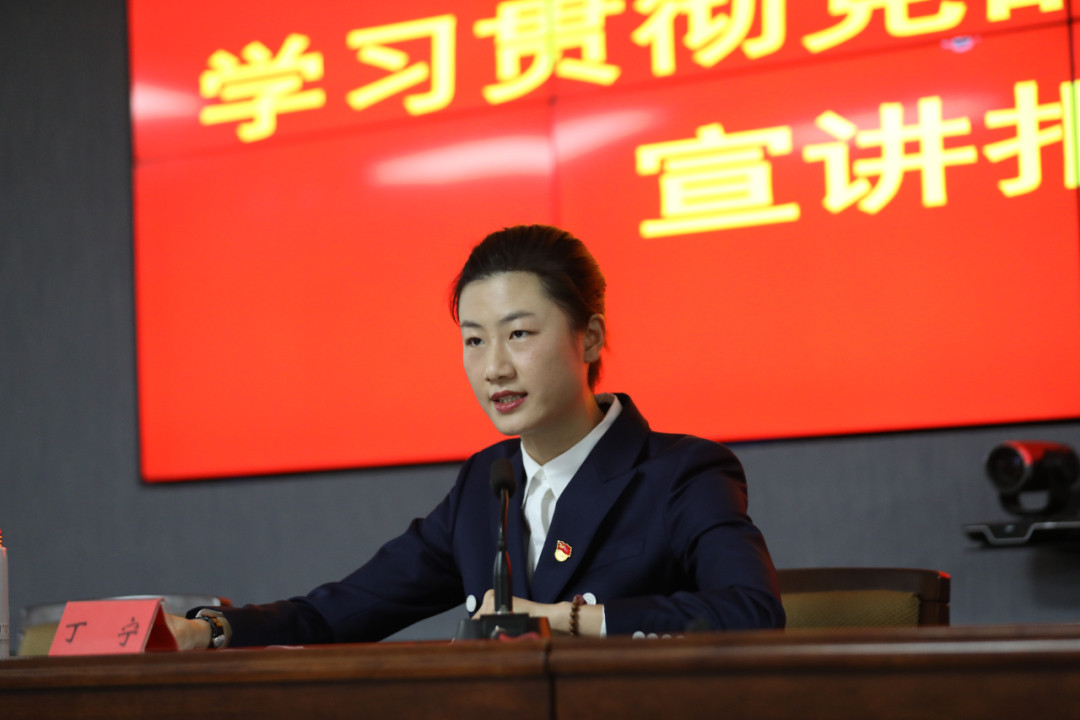 丁宁当校长了奥运冠军丁宁当校长了~！据“北京汇文中学”微信公众号消息，10月1