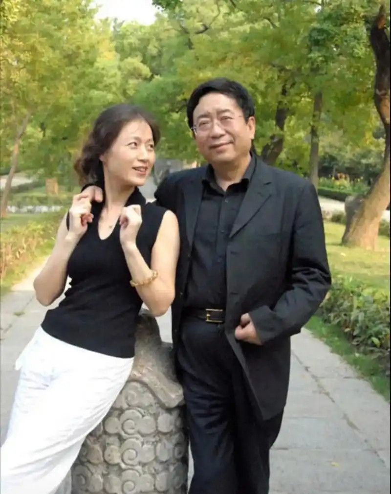 1992年，余秋雨二婚娶了女明星马兰。但余秋雨向马兰提出了一个是正常女人难以接受