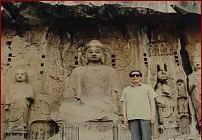 1992年，时任副总理来到洛阳，龙门石窟参观，这是他戴着墨镜，在著名的卢舍那大佛