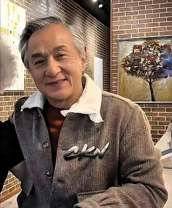 成龙到底是服软了。也是，都70岁了，功夫再高也挡不住这血脉里的亏欠感，终究还是