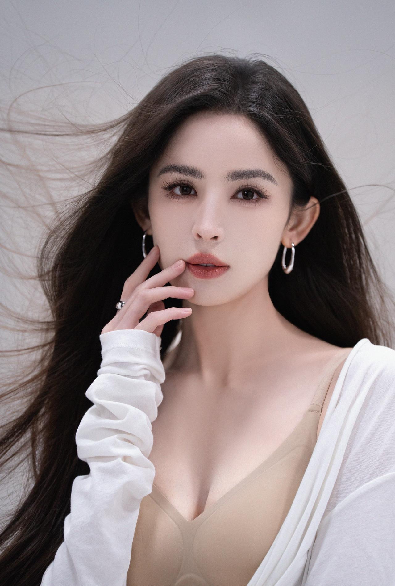 古力娜扎自在无拘束，每一寸都透着随性高级。娜扎这波让我来发​​​