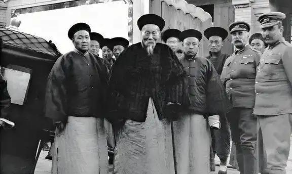 30多个条约，每一个都是割地赔款、丧权辱国。签字的人，永远是同一个名字——李鸿章