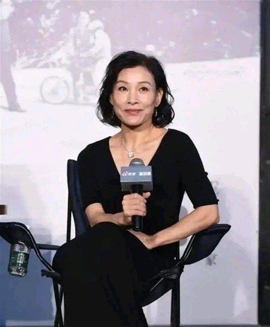 许昌一水果店女老板资助男孩30年，车祸卧床8个月获男孩悉心照料，为了感谢，她拿出
