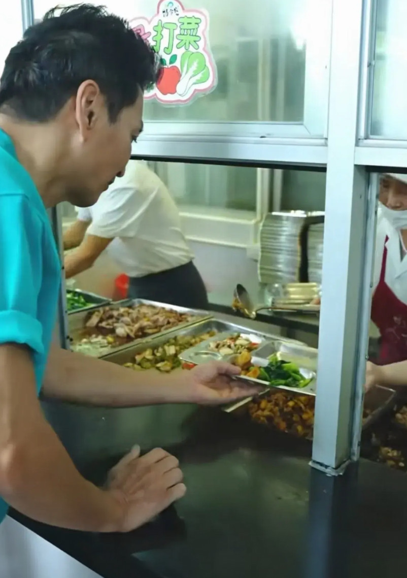 港星何家劲在大陆开食品厂，据说员工食堂伙食很好。就连香港巨星无线五虎之一的黄日