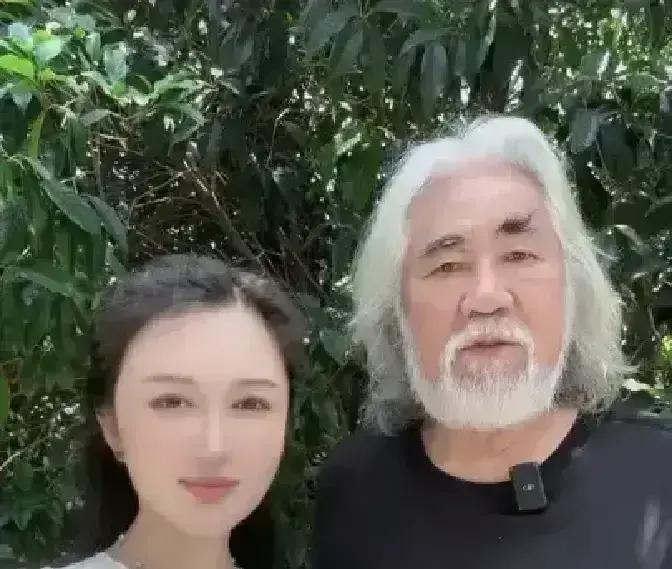 评论区刚冒一句“这老婆像白胡子老头”，张纪中直接开麦：“她是我老婆，轮得到你挑？