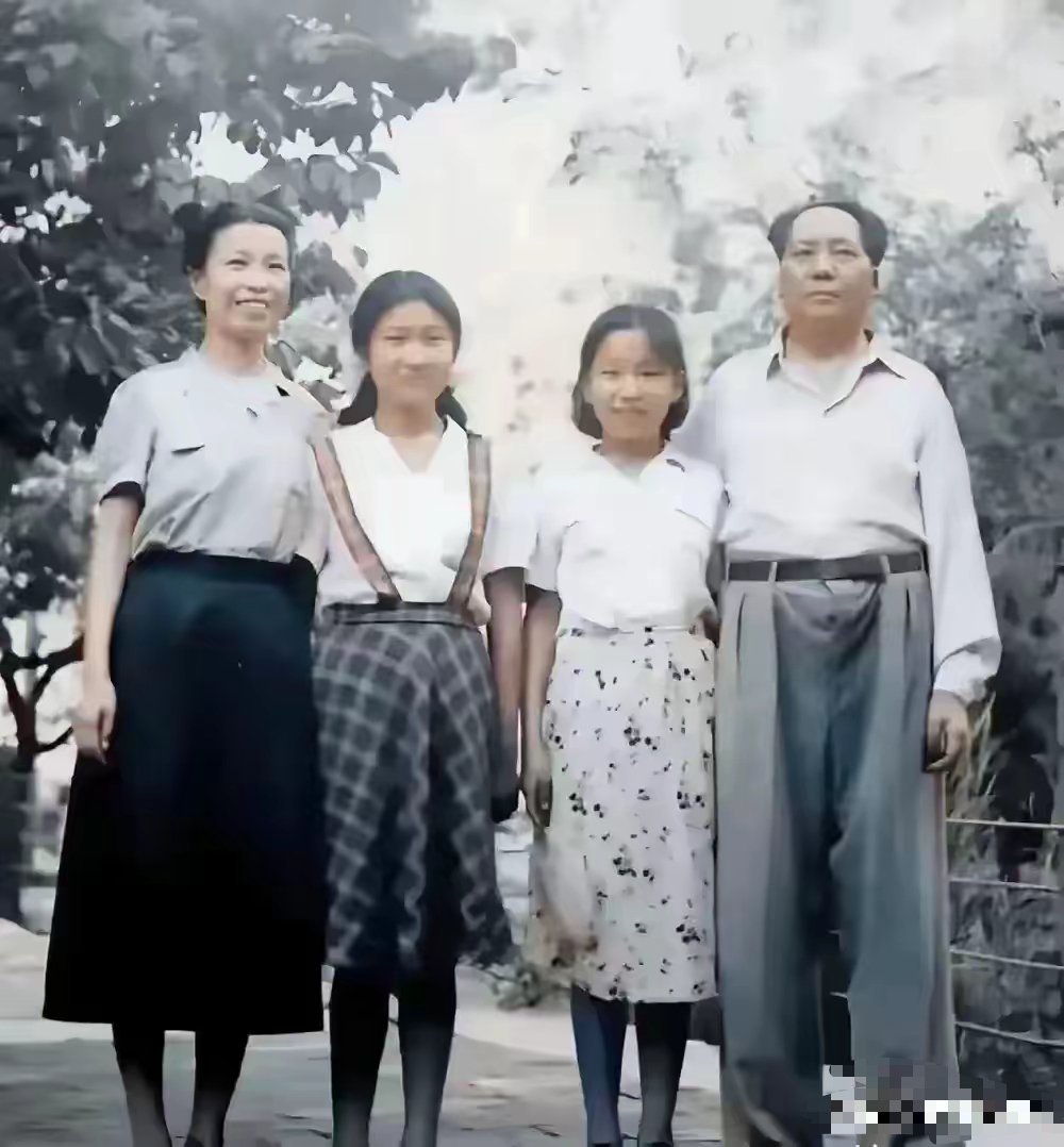 战场上他是指点江山的领袖，镜头前却是温柔的父亲。这张照片里，毛主席和家人并肩而立
