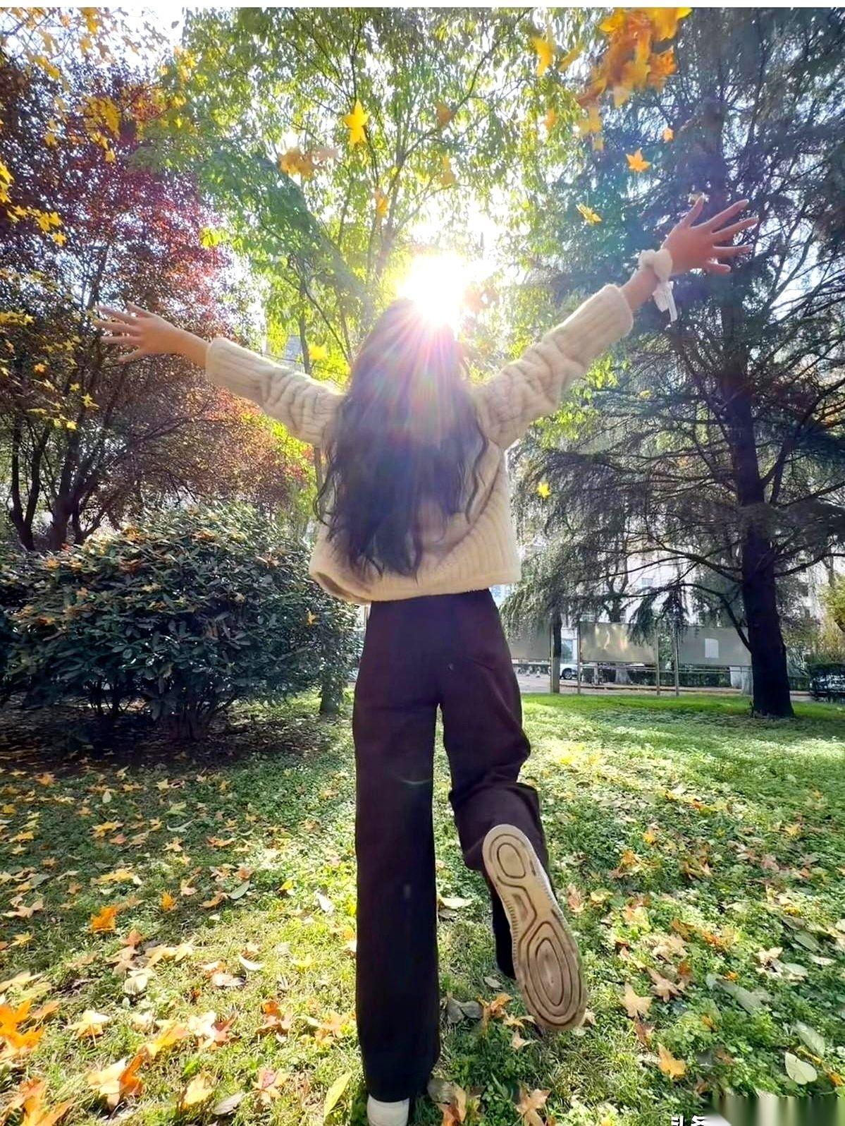 35岁的大姐，28岁的小妹。中间还有俩。一屋子四个闺女，没一个想嫁人。把她