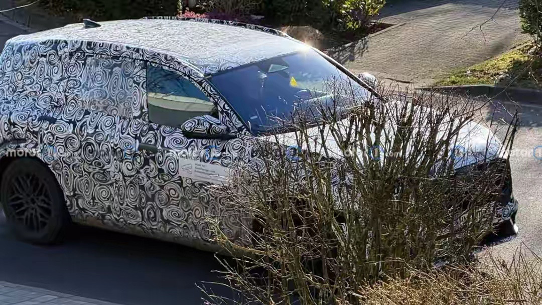 从最新曝光的奥迪Q9路试谍照来看，这款定位品牌旗舰的三排座SUV已接近量产状态。