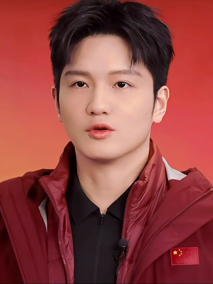 圣诞节肯定要穿红色啊！还有元旦和春节也是哦。穿上红色的樊振东是个喜气洋洋的青春美