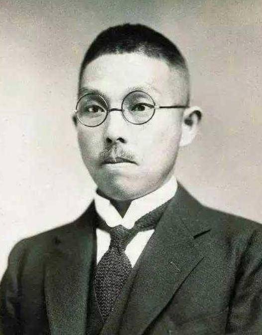 1974年，杨森迎娶了17岁的张灵凤。洞房之夜，就在杨森要行房事时，张灵凤哭着说