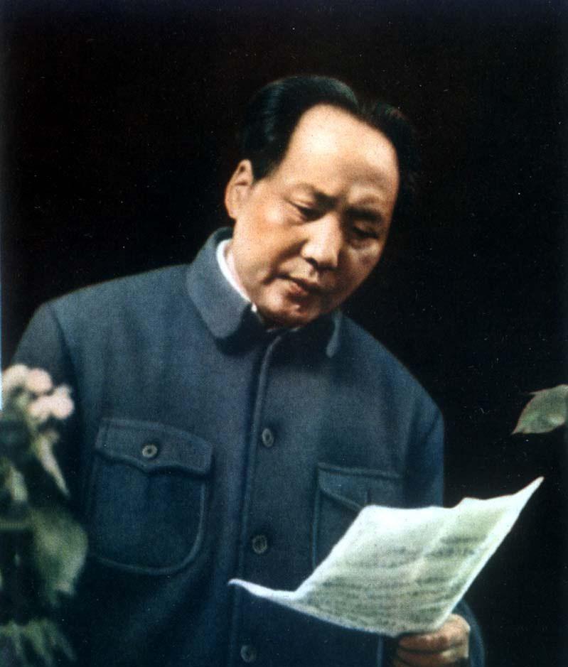 1945年8月15日，日本电台广播天皇裕仁投降诏书。毛主席接到日本投降电报后说了