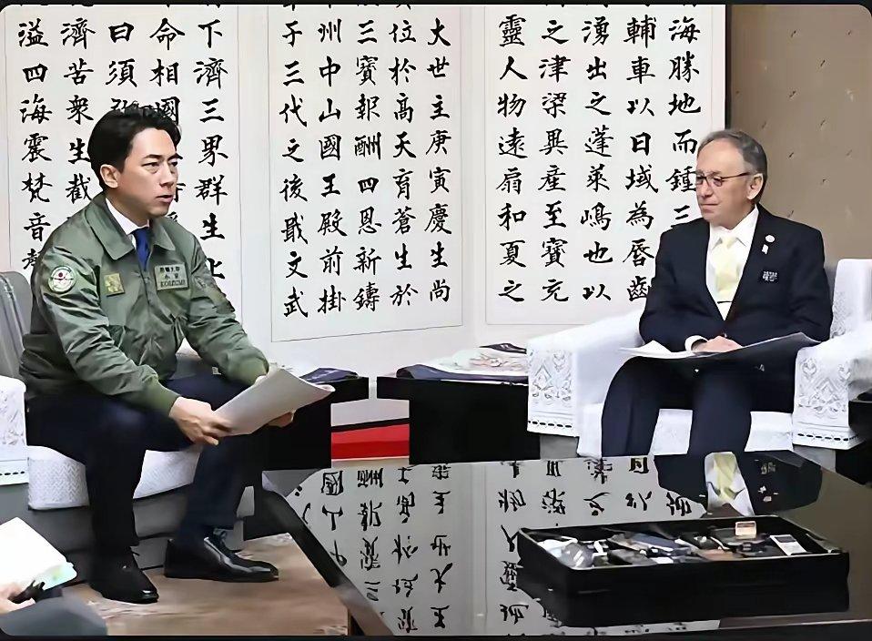 玉城丹尼的安排，太刻意了！玉城丹尼与小泉进次郎的这场会面，从头到脚都是精心设