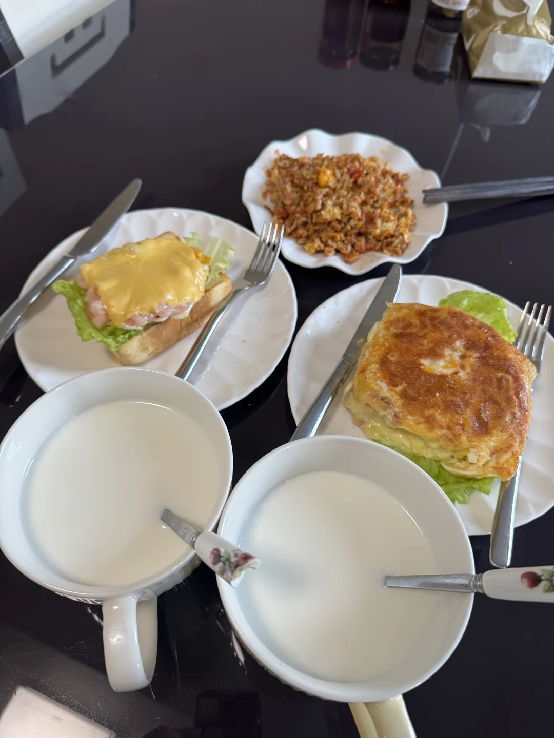 今天早餐变成午餐了，一觉睡醒快11点[笑着哭] 做了两种煎蛋吐司，昨天...