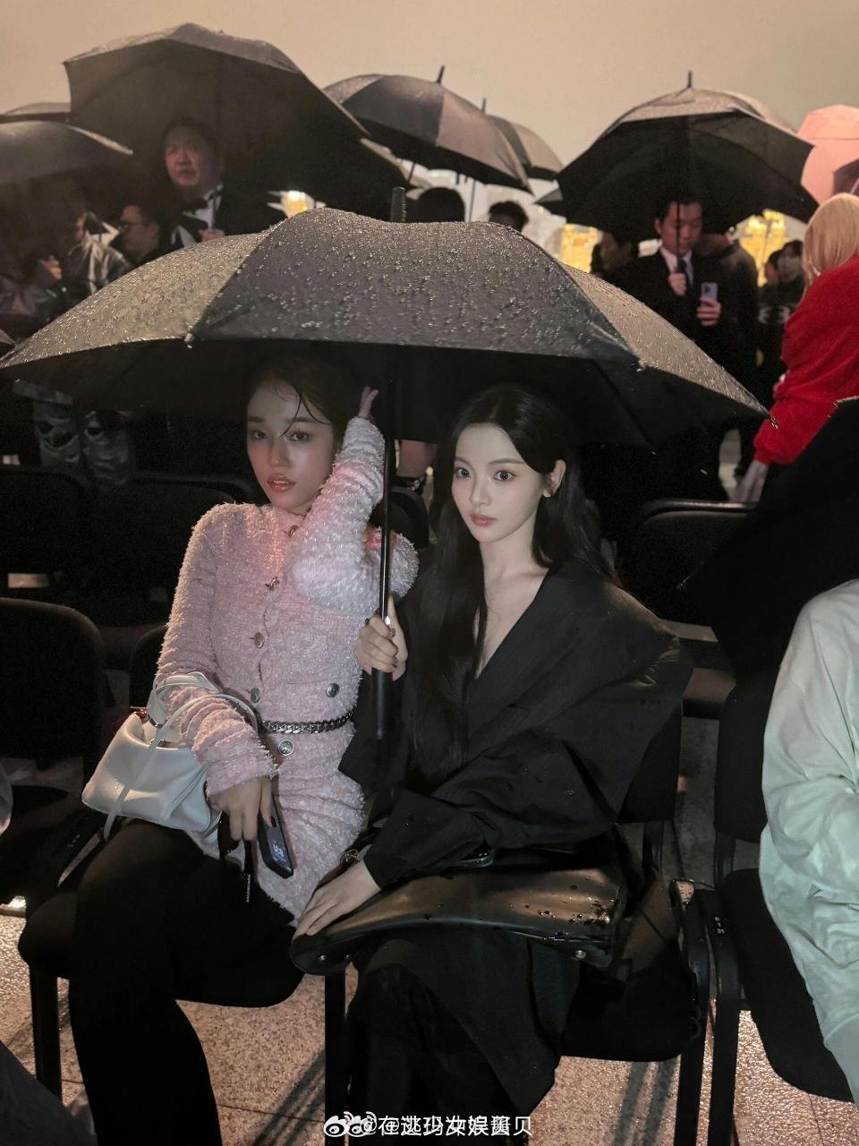 杨超越以前不明白为什么她被夸神颜，直到合照…