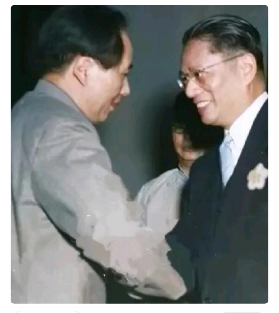 1945年，毛主席赴重庆和平谈判时，与宋子文握手寒暄的一张珍贵合影，宋子文是宋庆