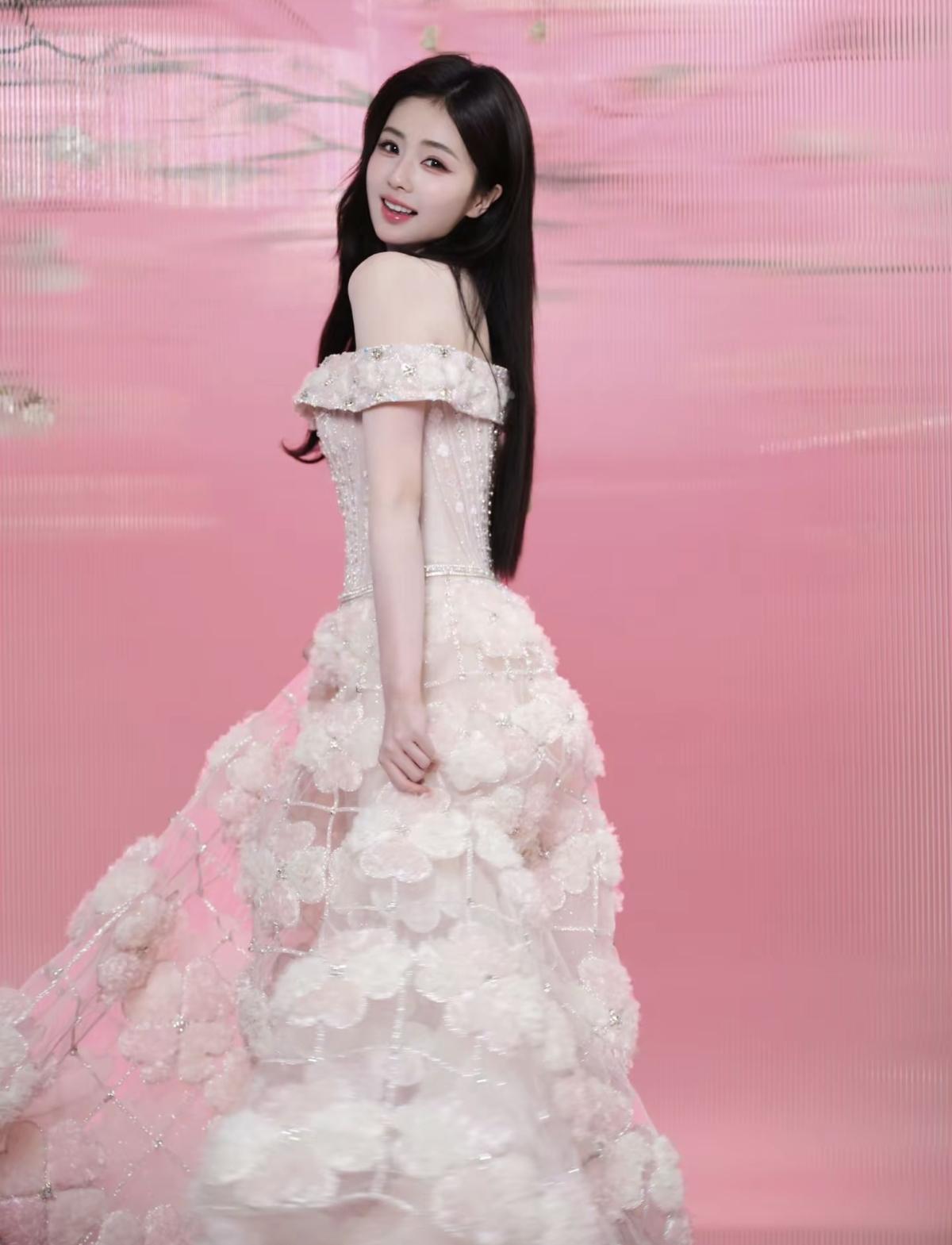 满屏的温柔粉，立体花裙缀满星光，白鹿的回眸杀，是属于春天的极致浪漫每一次