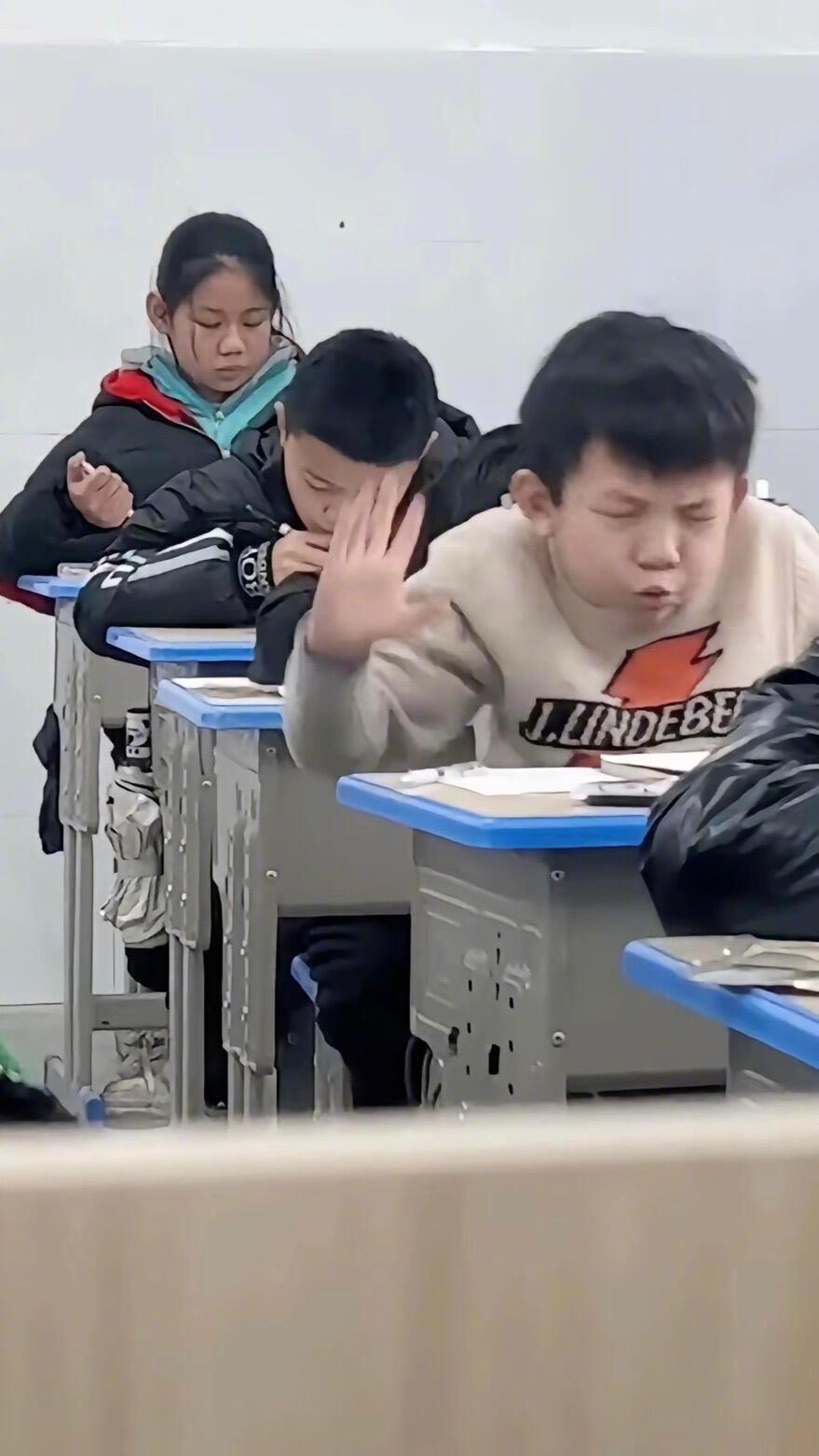 盘点校园里的离谱瞬间。！！！