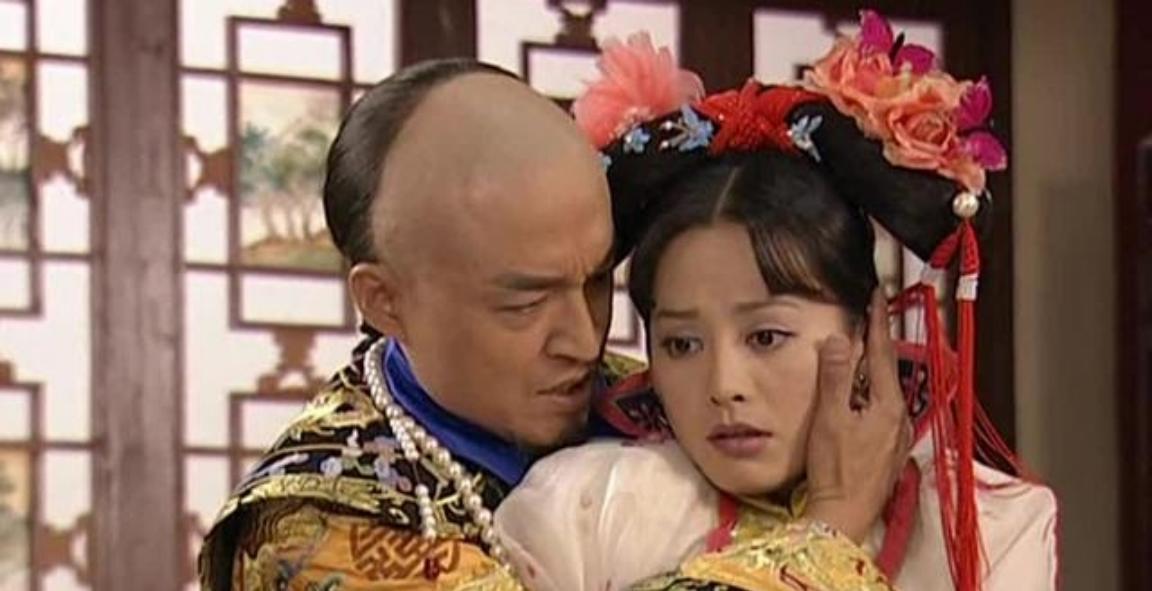 1648年，36岁多尔衮不仅处死了39岁的侄儿豪格，还带着人瓜分了他的老婆们。孝