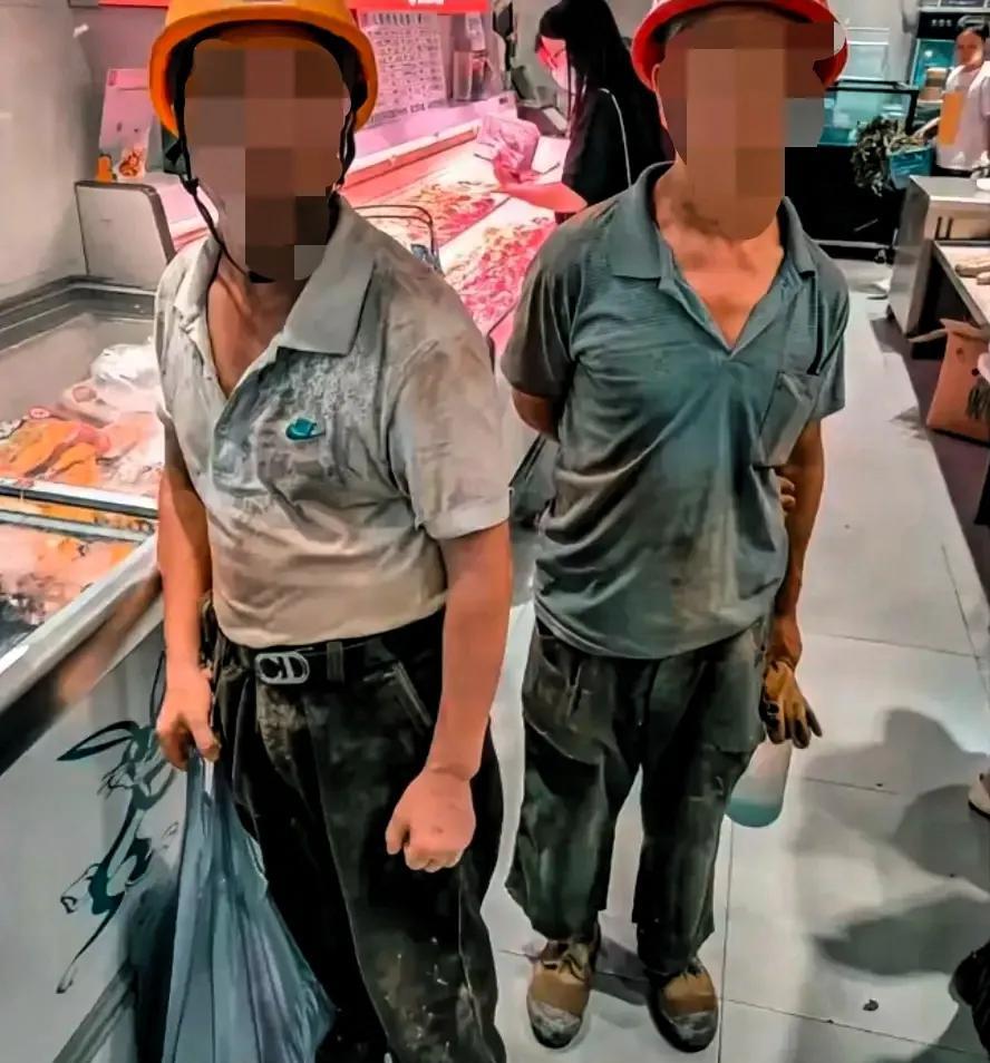 “太聪明了！”苏州有个女老板，发现车间温度飚到了四十多度，风扇根本不管用，但停工