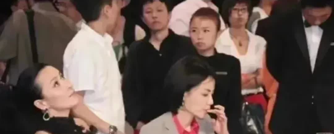 王菲吃饭也太实在了吧！旁边刘嘉玲优雅到不行，反差太大了。