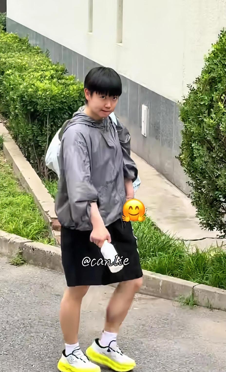 莎莎发现有人拍她，好奇的看了又看，人到底在哪里？到底在哪里拍的我呀？新