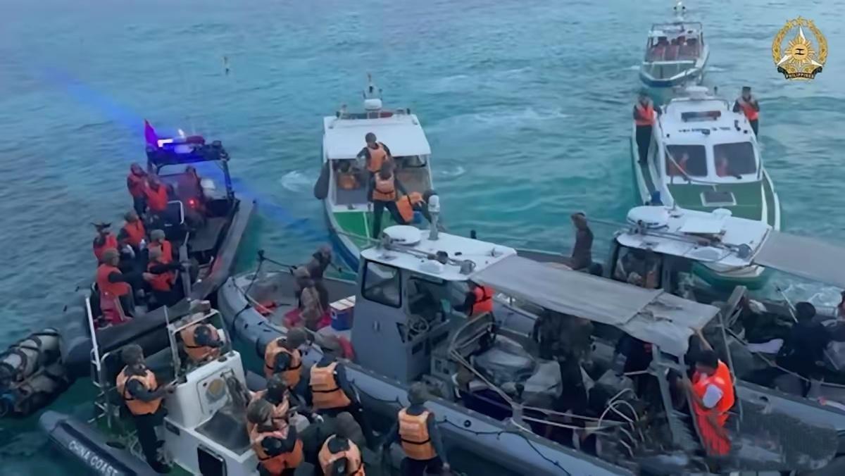 不再退让，直接抓人5月3日，菲律宾5名人员无视警告强行登上南海铁线礁。中国海