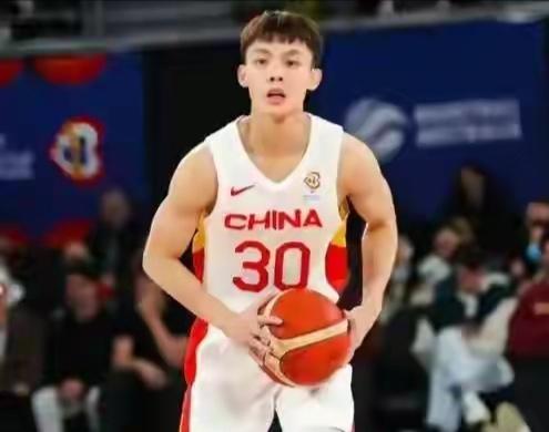 徐杰谈新帅：战术理念大有不同，全队重新适应在球队探营采访当中，徐杰的一番发